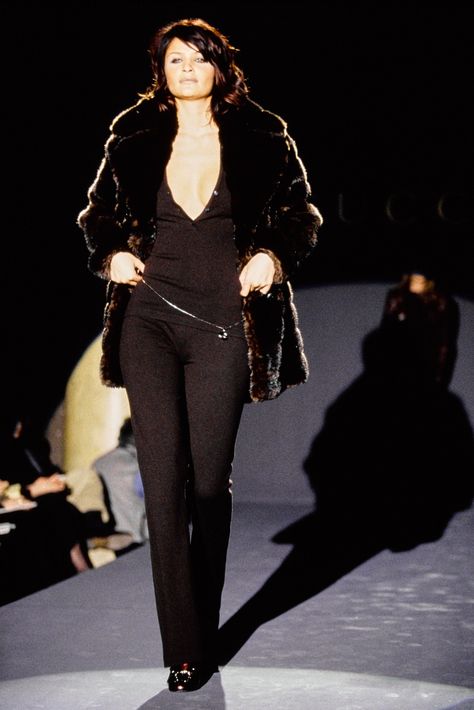 Gucci Fall 1995 Ready-to-Wear Fashion Show - Helena Christensen Gucci Archive, 90s Gucci, Gucci Runway, Tom Ford Gucci, Amber Valletta, 90s Runway Fashion, Vintage Runway, Aria Montgomery, Original Supermodels