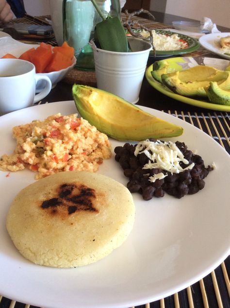 Desayuno venezolano Venezuelan Drinks, Venezuelan Culture Aesthetic, Venezuelan Breakfast, Colombian Breakfast, Colombian Arepas, Nicaraguan Food, Venezuelan Food, Colombian Food, Latin Food