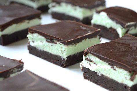 Baked Explorations' Grasshopper Bars- Famous Fridays — Unwritten Recipes Grasshopper Bars, Grasshopper Cookies, Mint Slice, Grasshopper Pie, Baking Cookbooks, American Desserts, Creative Baking, Buttercream Filling, Chocolate Topping