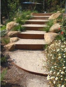 Steel risers steps with boulders and decomposed granite, very simple, colors all complementing each other. Curved Garden Steps Ideas, Landscaping Steps, Sloping Gardens, Stairs Outdoor, Metal Garden Edging, Curved Stairs, Curved Patio, Australian Garden Design, Landscape Stairs