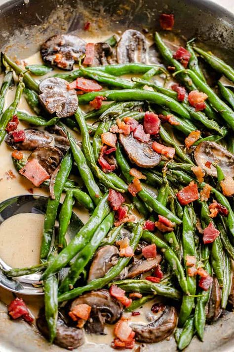 Greenbeans Bacon, Easy Green Bean Recipes, Green Beans And Mushrooms, Creamy Green Beans, Chipotle Recipes Chicken, Beans With Bacon, Easy Green Beans, Mushroom Sauce Recipe, Green Beans With Bacon