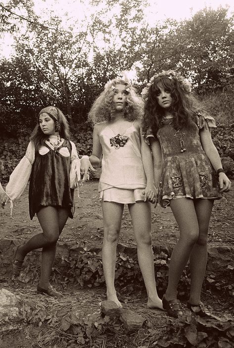 Pamela Des Barres and The GTOs (Girls Together Outrageously) by: Ed Caraeff 70s Groupie Fashion, The Gtos, Pamela Des Barres, Hippie Life, Girls Together, I'm With The Band, Almost Famous, Oui Oui, 60s Fashion