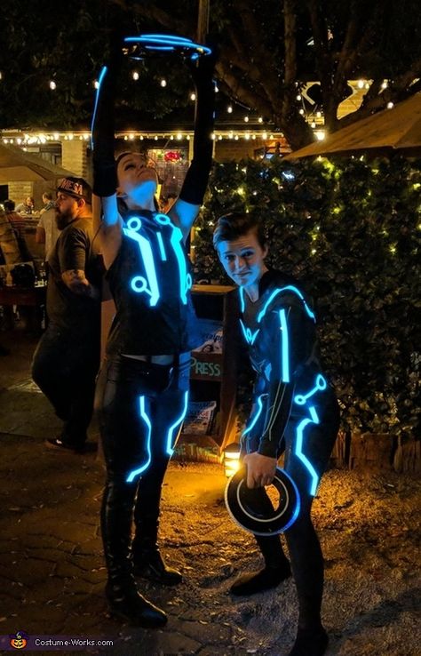 Tron Costume Alien Costume Women, Tron Costume, 2017 Halloween Costumes, Futuristic Costume, Space Costumes, Costumes For Couples, Alien Costume, Tron Legacy, Alien Shirt