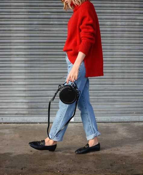 The Denim Update Brittany Bathgate, Sweater And Jeans, Red Jumper, Gucci Loafers, Black Jeans Outfit, Red Sweater, Jeans Outfit, Sweater Black, Looks Vintage