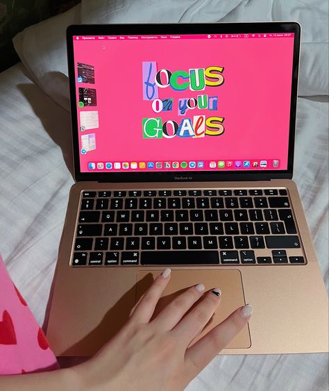 Focus on your goals Gold Pink Wallpaper, Macbook Hacks, Rose Gold Macbook, Macbook Aesthetic, Aesthetic Macbook, Vision Board Diy, Macbook 13, Mac Book, Focus On Your Goals