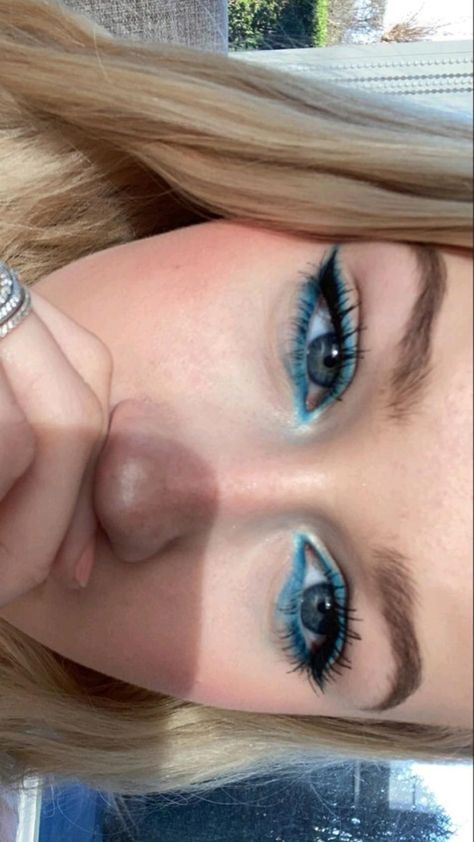 Make Up To Make Blue Eyes Pop, White Eyeliner Makeup Hooded Eyes, Hoco Make Up, Hoco Makeup Ideas For Blue Eyes, Blue Simple Makeup, Blue Makeup Looks Simple, How To Make Blue Eyes Pop, Evanescence Concert, Pretty Eyeliner