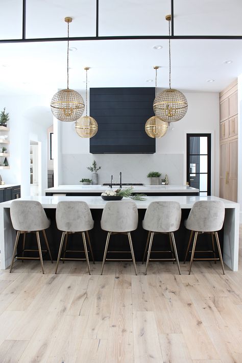 The Forest Modern, House Of Silver Lining, The House Of Silver Lining, Kitchen Glass, Casa Country, Black Cabinets, Cabinets Kitchen, Trendy Kitchen, Decor Black