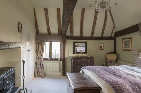 Alpine Chalet Bedroom, Listed Building Interior, Tudor Bedroom Ideas, Beam Bedroom, Cottage Interiors Bedroom, High Ceiling Bedroom, Tudor Houses, Alpine Chalet, Country House Interior