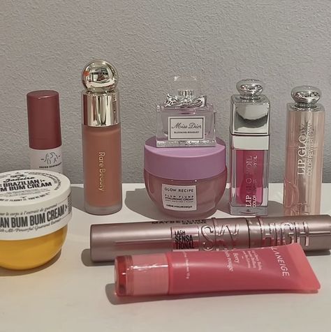 Minimal Makeup Collection Aesthetic, Minimal Makeup Collection, Makeup Collection Aesthetic, Collection Aesthetic, Makeup Bag Essentials, Minimal Makeup, Fancy Makeup, Pretty Skin Care, Makeup Obsession