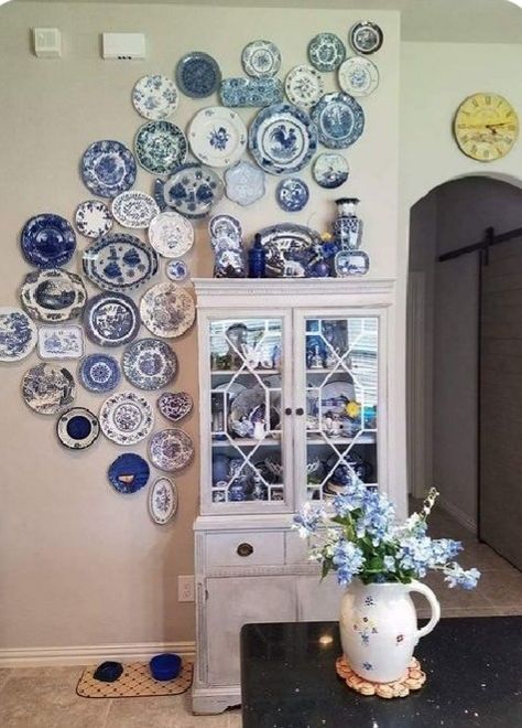 Wall Plate Arrangement Ideas, Blue And White Plates On Wall, Decorating With Plates, Plate Wall Display, Blue And White Plates, Blue And White Living Room, Wall Groupings, Chinoiserie Decorating, Blue Dishes