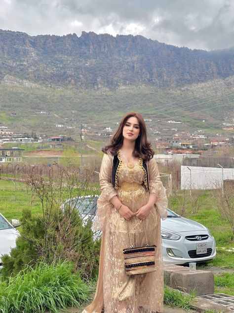 Iraq Clothing, Iraq Culture, Jle Kurde, Kurdish Girl, Kurdish Culture, Kurdish Dress, Kurdish Clothes, Selena Gomez Outfits, Historical Flags