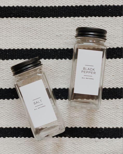 Room Decor Bedroom Rose Gold, Diy Spice Jars, Spice Gift Box, Spices Photography, Modern Country Living, Spice Jar Labels, Spice Gift, Diy Spices, Glass Spice Jars