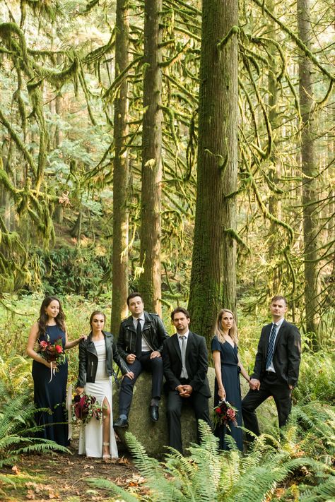 Small Group Photo Ideas, Yearbook Photography, Wedding Group Photos, Wedding Party Poses, Group Photo Poses, Forest Elopement, Family Wedding Photos, Group Poses, Forest Style