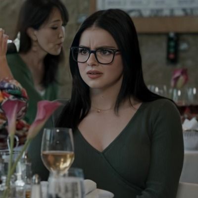 Modern family icons Modern Family Icons, Alex Dunphy, Emma Ross, Ariel Winter, Family Women, Tv Show Outfits, Family Doctors, Winter Aesthetic, Character Aesthetic