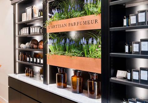 #ELLEBeautySpot : la nouvelle boutique de l’Artisan Parfumeur à St Germain des Près Perfume Display, Pharmacy Design, L'artisan Parfumeur, Perfume Store, Spa Decor, Spa Design, Boutique Interior, Store Fixtures, Luxury Fragrance