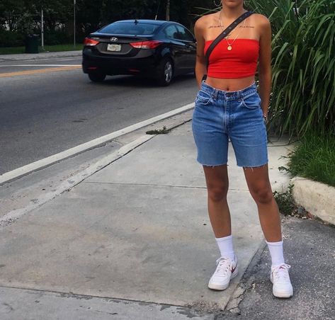 Long Jean Shorts Outfit Vintage, Longer Shorts Outfits Women, Long Shorts Outfits Aesthetic, Jean Shorts Outfit Aesthetic, Long Shorts Outfits Women, Denim Shorts Outfit Summer Casual, Long Jean Shorts Outfit, Quad Skating, Denim Shorts Outfit Summer