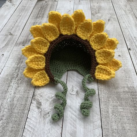 Crochet Props For Newborns, Chrochet Baby Hat, Crochet Baby Flower Hat, Newborn Crochet Ideas, Crochet Newborn Gifts, Baby Things To Crochet, Sunflower Hat Crochet, Sunflower Crochet Hat, Crochet Sunflower Hat