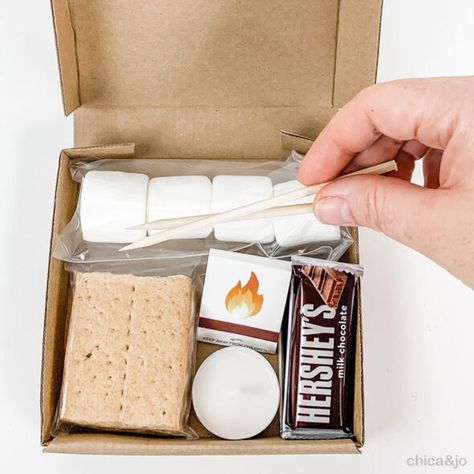 Mini s'mores kit gift box | Chica and Jo Waffles Bar, Baking Kit Gift, Smores Favors, S'mores Box, Meal Kits Diy, Food Kit, Smores Kits, Graze Box, Baking Kit