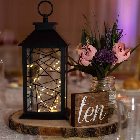 Simple Lantern Centerpieces, Black Lantern Wedding, Black Lantern Centerpiece, Simple Fall Centerpieces, Fall Centerpieces Wedding, Rustic Lantern Centerpieces, Wedding Tips And Tricks, Scandinavian Interior Living Room, Lantern With Fairy Lights