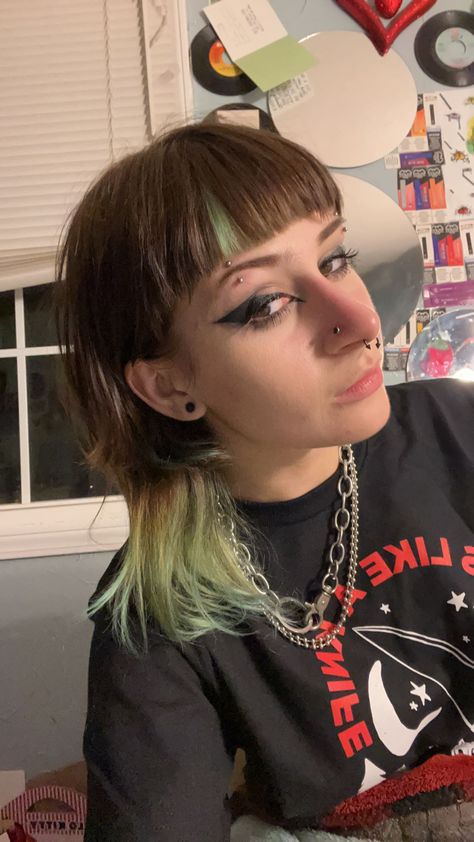 mint green hair bangs eyebrow piercings nose piercings septum dark eyeliner grunge makeup beauty inspo Nose Piercings Septum, Septum Piercing Blonde Hair, Bangs And Septum Piercing, Blonde Hair Septum Piercing, Eyeliner Grunge, Green Hair Bangs, Grunge Septum Piercing, Dark Eyeliner, Piercings Septum