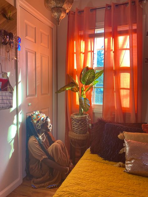 it’s just a pretty pic lol Earthy R&b Aesthetic, Afrocentric Room Decor, Afro Centric Boho Bedroom, Neo Soul Aesthetic Apartment, Neo Soul Room, Neo Soul Bedroom, Black Women Apartment, Afrocentric Bedroom Ideas, Modest Bohemian Outfits