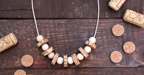 Wine Cork Bracelet, Wine Cork Necklace Diy, Champagne Cork Crafts, Wine Cork Jewelry, Wine Jewelry, Wood Beads Jewelry, Wine Cork Diy Crafts, Craft Retreat, Cork Bracelet