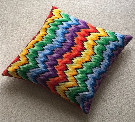 Motifs Bargello, Broderie Bargello, Christmas Rainbow, Needlepoint Pillow Kits, Bargello Patterns, Long Stitch, Bargello Needlepoint, Needlepoint Pillow, Tapestry Cushion