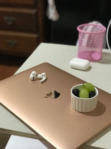 macbook air m1 gold and airpods pro 🍇 Macbook Air M1 Gold, Macbook Air M1 Aesthetic, Macbook Gold, Macbook Aesthetic, Macbook Air M1, Apple Laptop Macbook, Cozy Lifestyle, Macintosh Apple, Eye Skin Care