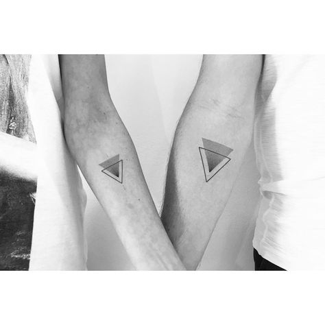 Clara Elisa on Instagram: “🔼👫 + + + + #tattoo #tattoos #couple #couplegoals #coupletattoo #triangle #triangletattoo #dotworktattoo #dotwork #whipshading #munich #melt…” Geometric Anchor Tattoo, Simple Couples Tattoos, Couple Tattoos Love, Tattoo Placements, Couples Tattoos, Small Couple Tattoos, Tattoos Infinity, Couple Tattoos Unique, Triangle Tattoos