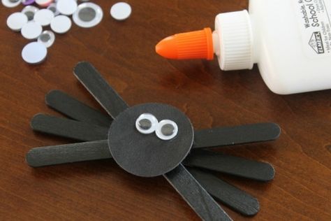 Halloween Kids Crafts, Stick Spider, Straw Crafts, Halloween Photo Booth, Cute Halloween Decorations, Spider Crafts, Easy Halloween Crafts, Lollipop Sticks, Popsicle Stick Crafts