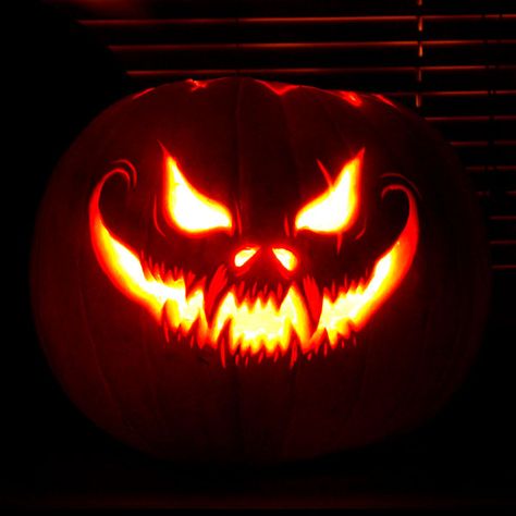 125 Halloween Pumpkin Carving Ideas - DigsDigs Pumkin Carving Ideas, Cool Pumpkin Designs, Halloween Pumpkin Images, Labu Halloween, Halloween Pumpkin Carving Ideas, Scary Halloween Pumpkins, Pumkin Carving, Halloween Pumpkin Carving Stencils, Halloween Pumpkin Carving