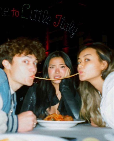 Polaroid Pose Ideas, Polaroid Friends Aesthetic, Disposable Camera Photography Aesthetic, Disposable Camera Photography Ideas, Film Camera Photos Aesthetic, Third Wheel Pictures Aesthetic, 90s Camera Aesthetic, Disposable Camera Ideas, Polaroid Reference