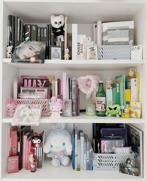 Kpop Merch Organization, Kpop Room Aesthetic Shelf, Shelf Decor Kpop, Kpop Shelves Ideas, Kpop Shelf Organization, Desk Organization Kpop, Kpop Shelf Aesthetic, Kpop Bookshelf, Kpop Shelf Ideas