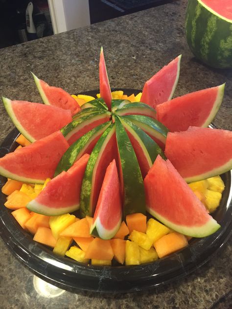 Pineapple Fruit Salad, Fruit Tray Designs, Salad Watermelon, Fruit Presentation, Brunch Catering, Fruit Cake Design, Fruit Buffet, Patio Gardening, Red Currants