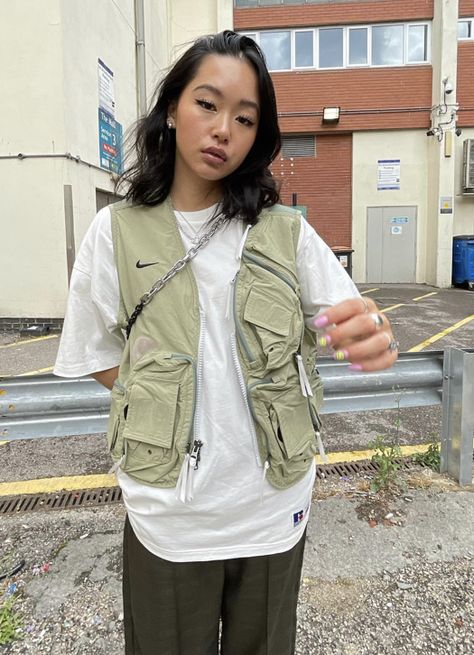 Vest Fits Women, Street Vest Outfit, Cargo Vest Women, Utility Core Fashion, Low Key Disney Outfits, Gilet Outfit Women Streetwear, Utility Outfit Women, Gorpcore Fashion Women Summer, Fishing Vest Outfit Streetwear