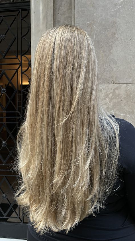 view of the back of a woman's head with long, blonde hair with layers Long Blonde Layered Hair, Blonde Full Head Highlights, Long Blonde Balayage, Natural Blowout, Full Head Highlights, Blonde Layered Hair, Highlights Natural, Dyed Blonde Hair, Layered Cut