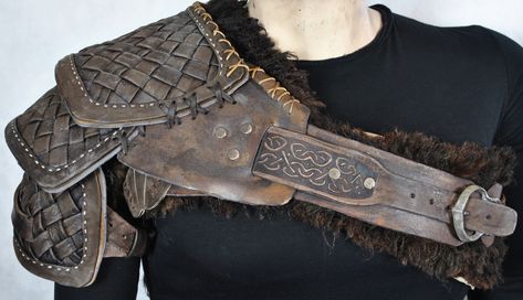 My replica of Kratos shoulder armor from the videogame God of war follow me on : https://www.instagram.com/_likelinda_/ https://www.facebook.com/LikeLinda1 Viking Shoulder Armor, Kratos Armor, Kratos Costume, Leather Shoulder Armor, Witcher Armor, Armor Tutorial, Viking Cosplay, Foam Armor, Viking Armor