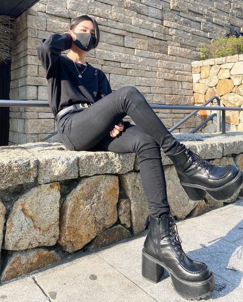 Guy Posing, Men In Heels, Mens Leather Pants, Black Men Fashion Swag, Human Poses, Black Men Fashion, Fashion Heels, Attractive People, Asian Boys