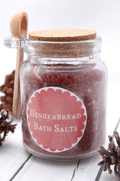 Gingerbread Bath Salt is the perfect homemade gift for every woman. Make up this recipe for Gingerbread Bath Salts today for everyone on your list. Bath Salts Recipe, Skincare Recipes, Bath Salts Diy, Sugar Scrub Diy, Homemade Facials, No Salt Recipes, Diy Scrub, Diy Spa, Do It Yourself Crafts