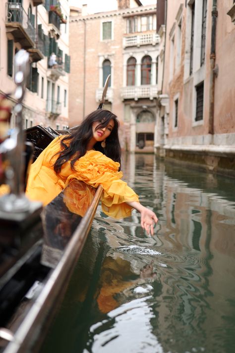 Girl in gondola Venice Gondola Outfit Venice, Outfit Ideas For Venice Italy, Venice Film Photography, Venice Italy Gondola Pictures, Photo Ideas In Venice, Venice Italy Photos, Venice Foto Ideas, Venice Gondola Ride Pictures, Venice Pose Ideas