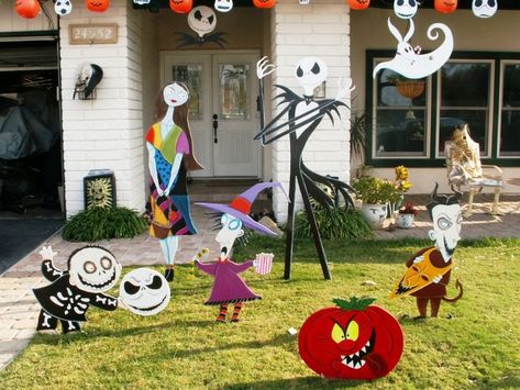 Standing Decorations, Halloween Yard Displays, Nightmare Before Christmas Tree, Cheap Halloween Decorations, Halloween Diy Outdoor, Nightmare Before Christmas Decorations, Christmas Tattoo, Christmas Yard Art, Scary Decorations