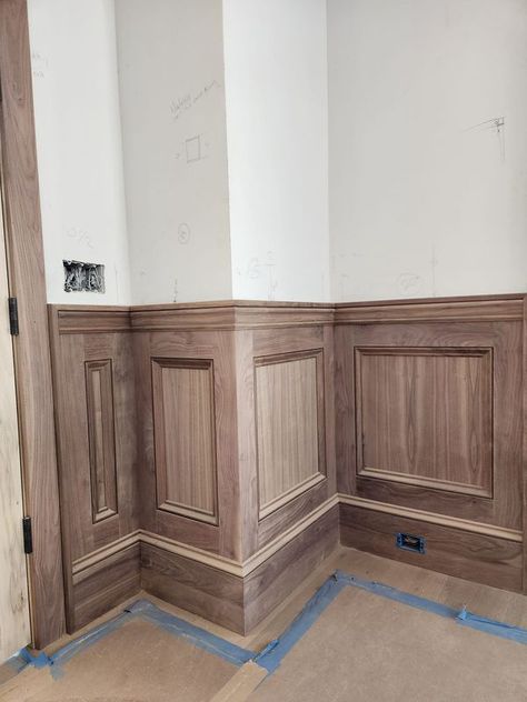 Stained Wainscoting, Wood Wall Ideas, Wood Wainscoting, Music Room Design, Luxury Office Furniture, Trim Carpentry, Wainscoting Styles, Bohemian Interiors, New House Living Room