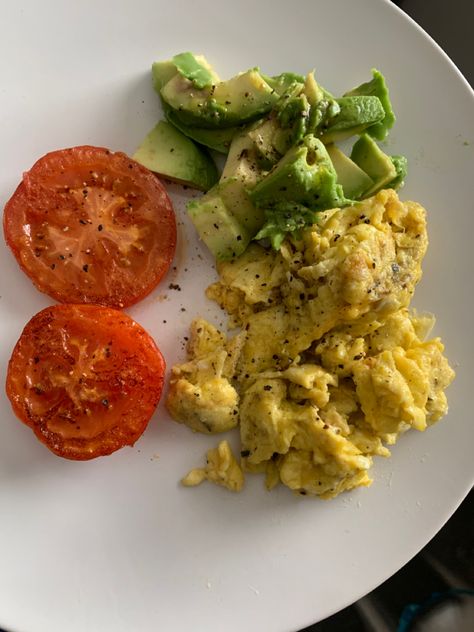 Scrambled Egg Breakfast, Egg Recipes Scrambled, Scrambled Eggs With Avocado, Scrambled Eggs And Tomatoes, Scrambled Eggs Aesthetic, Scrambled Egg, Scrambled Egg Recipes, Scrambled Eggs Healthy, Healthy Food Menu