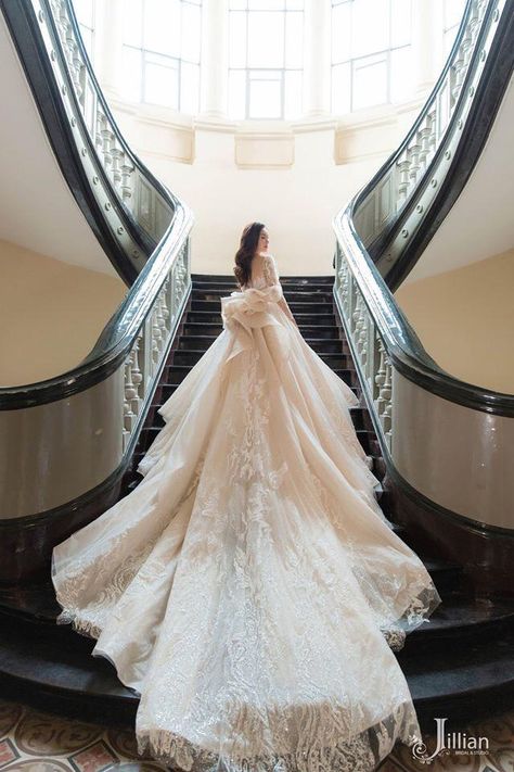 Cathedral Length Wedding Dress, Korean Wedding Dress, Extravagant Wedding Dresses, Dress Glamour, Wedding Photoshoot Props, Elegant Ball Gowns, Bridal Photographs, Wedding Dresses Cinderella, Exquisite Gowns