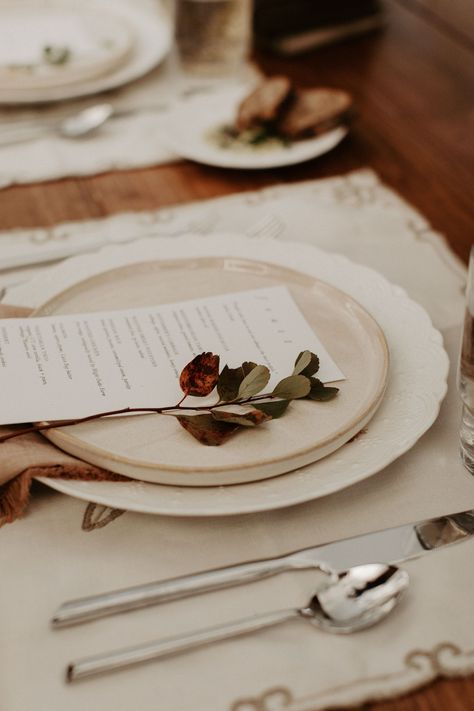 This natural, boho wedding tablescape is exactly what any outdoor wedding in Massachusetts needs. Consider including a neutral white charger and menu card to add extra interest to your wedding place settings. #weddingtablesettings #menucard #bohomenucards Natural Boho Wedding, Boho Wedding Tablescape, Causal Wedding, Wedding Plate Setting, Blush And Navy Wedding, Boho Summer Wedding, Family Style Table, Industrial Wedding Decor, Plate Setting