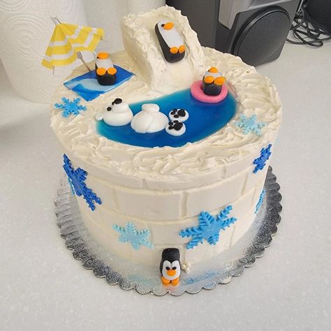 Penguin Pool Party, Winter Pool Party, Animal Party Food, Penguin Birthday Cake, Pool Party Cake, Beach Cake Topper, Winter Pool, Penguin Cake, Pool Party Cakes