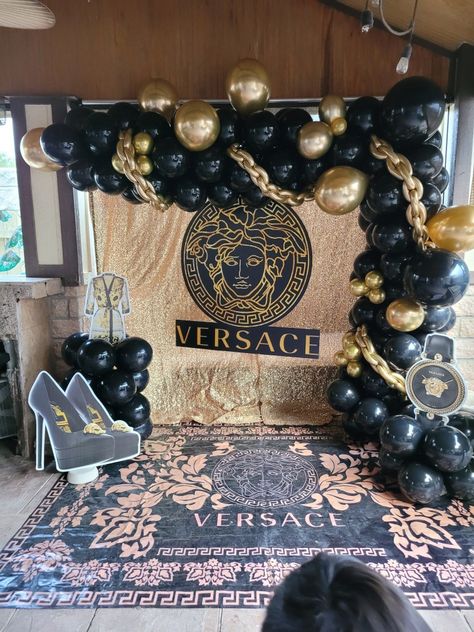 Versace Birthday Theme, Versace Themed Birthday Party, Versace Decoration Party, Versace Party Theme, Versace Theme Party Ideas, Buchona Party Theme, Buchón Party, Chain Balloons, 21st Party Themes