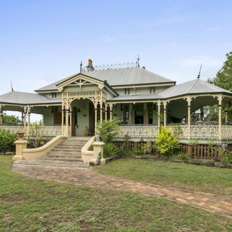 The Making of Elamang, an 1895 Victorian Home Preserved for Future Generations | Queenslander Homes Queenslander Homes Exterior, Ipswich Qld, Victorian Era Homes, Queenslander House, Old Country Houses, Casas Coloniales, Australian Architecture, Victorian Home, Victorian Architecture