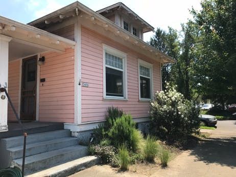 Small Pink Portland House Cottage | Apartment Therapy 1910 Bungalow, Vintage House Exterior, Apartment Exterior Design, Pink House Exterior, Aesthetic Home Design, Small Craftsman, Portland House, Cottage Apartment, Apartment Exterior