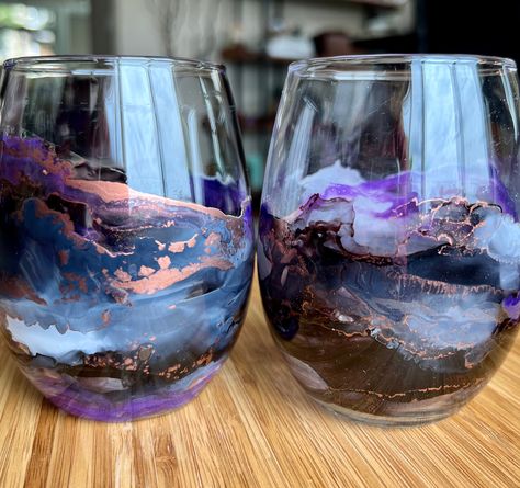 Alcohol Ink Glass, Painting Glass, Resin Tumblers, Alcohol Ink Crafts, Ink Crafts, Painted Wine Glasses, Bar Glassware, Diy Resin Crafts, Stemless Wine Glasses